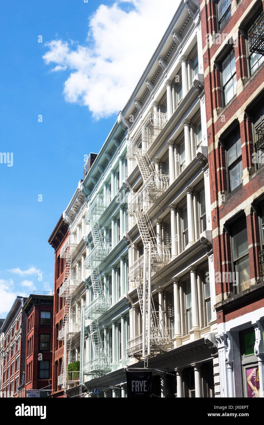Une ligne de bâtiments sur Broome Street dans le quartier historique de ferHo-Cast dans Lower Manhattan Banque D'Images
