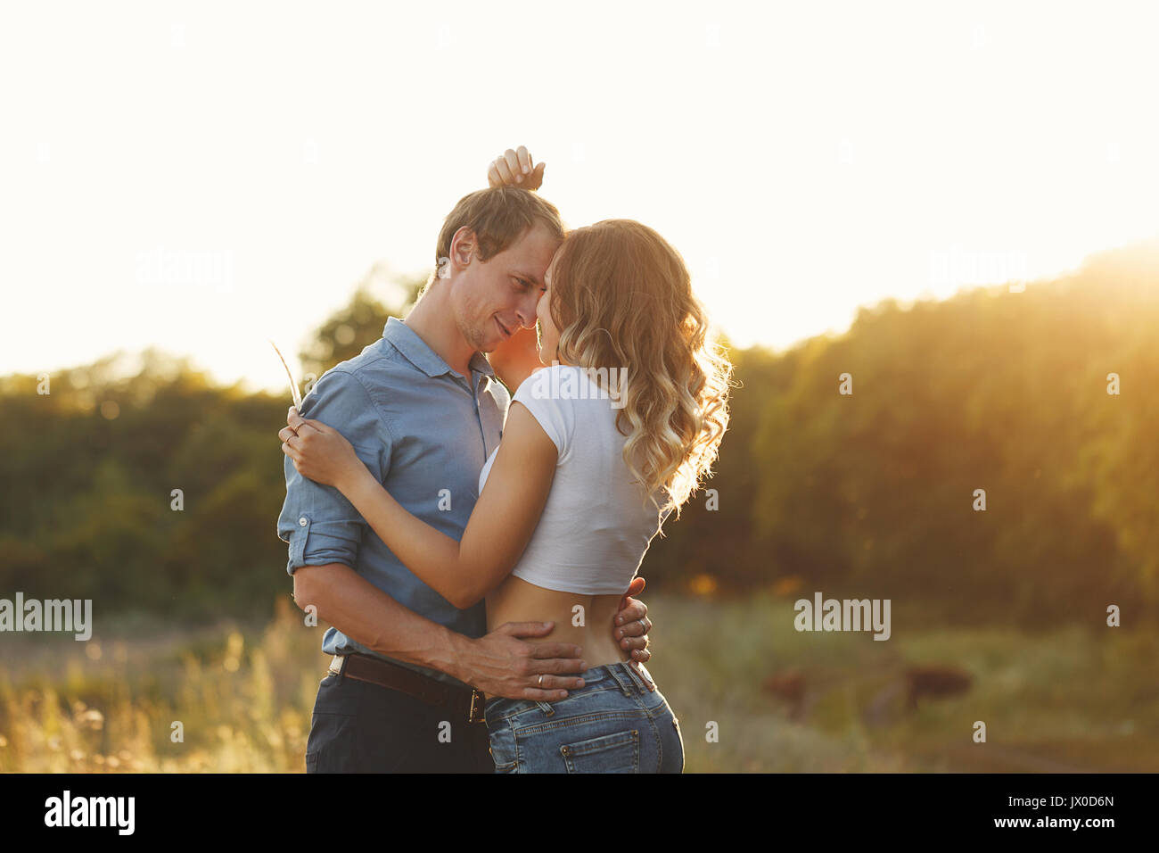 Couple Dans L Amour La Tendresse Et L Embrasser Le Gars Et La Fille Sont Souriants Et Se Regarder Dans Les Yeux Le Bonheur Dans Les Voyages Le Coucher De Soleil O Photo Stock