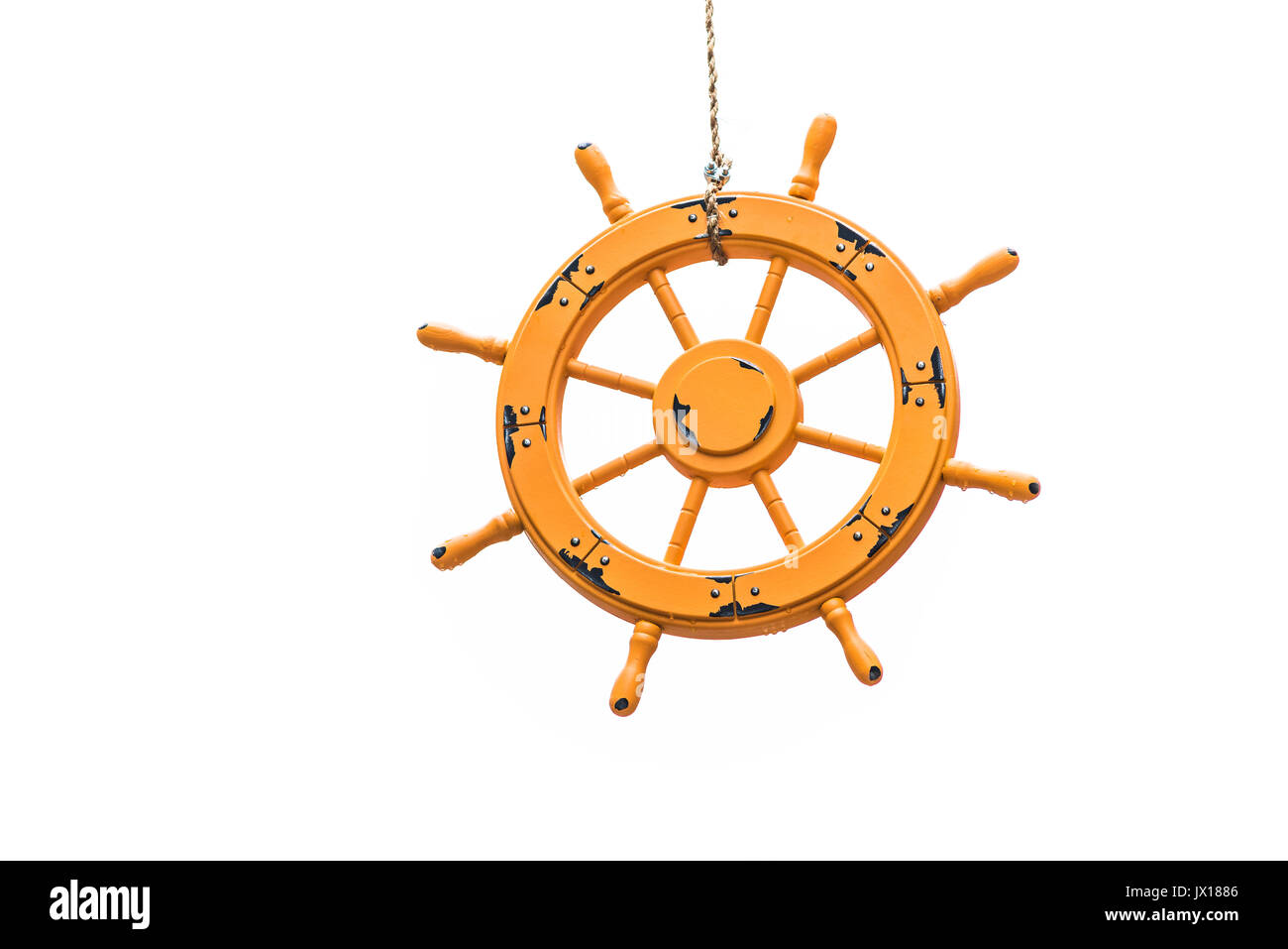 La pendaison isolés peint orange décoration roue nautique Banque D'Images