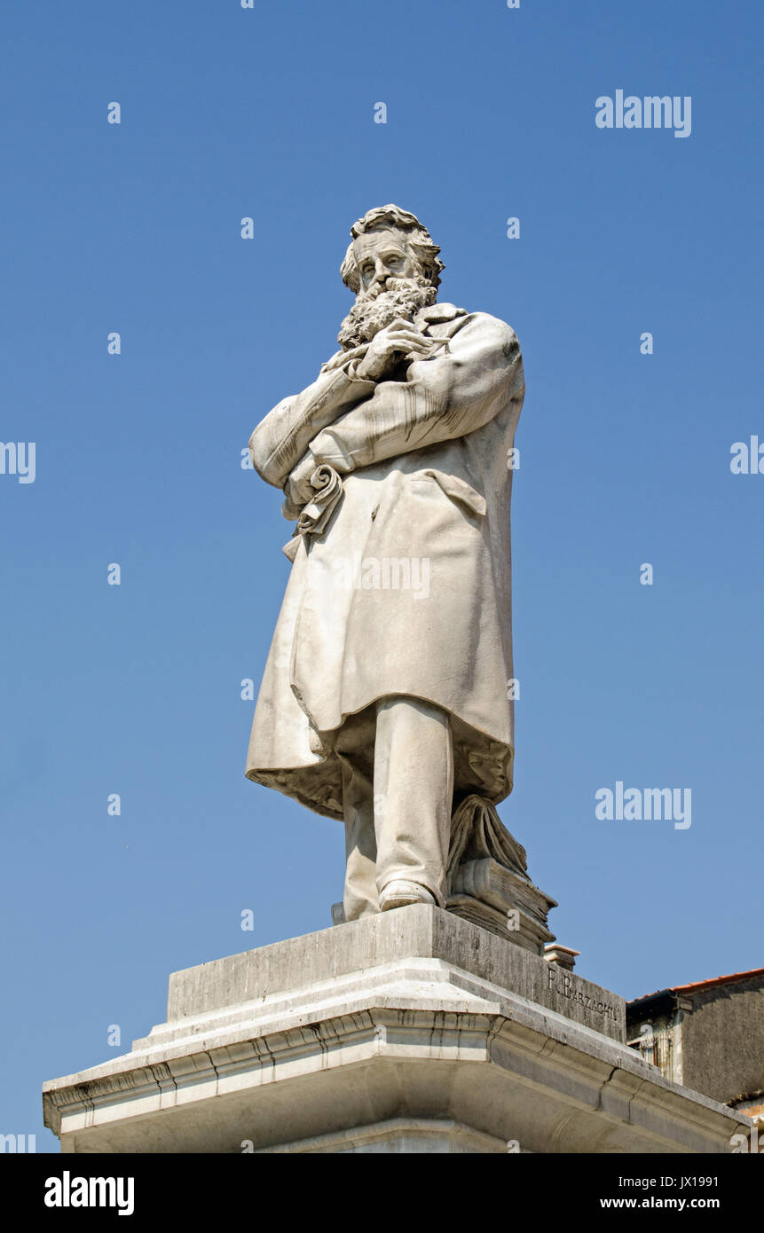 Statue du grand lexicographe et linguiste italien Nicolo Costantinopoli érigé dans le centre historique de Campo Santo Stefano à Venise, Italie. Banque D'Images