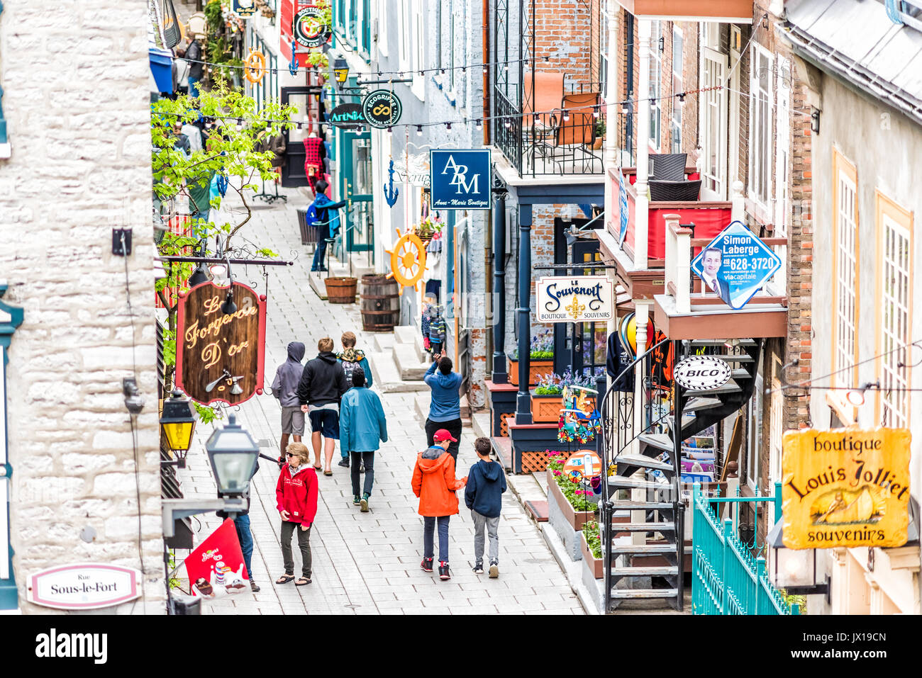 La ville de Québec, Canada - 30 mai 2017 : rue de la vieille ville rue du Petit Champlain avec décorations suspendues par restaurant Banque D'Images