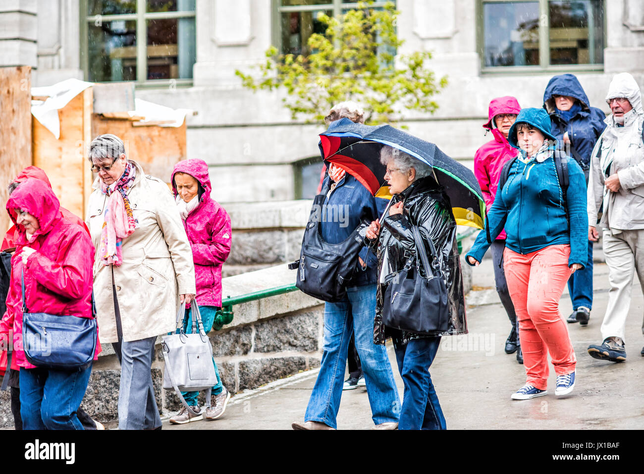 La ville de Québec, Canada - 30 mai 2017 : visite du groupe de personnes marcher dans de fortes pluies avec parasols Banque D'Images
