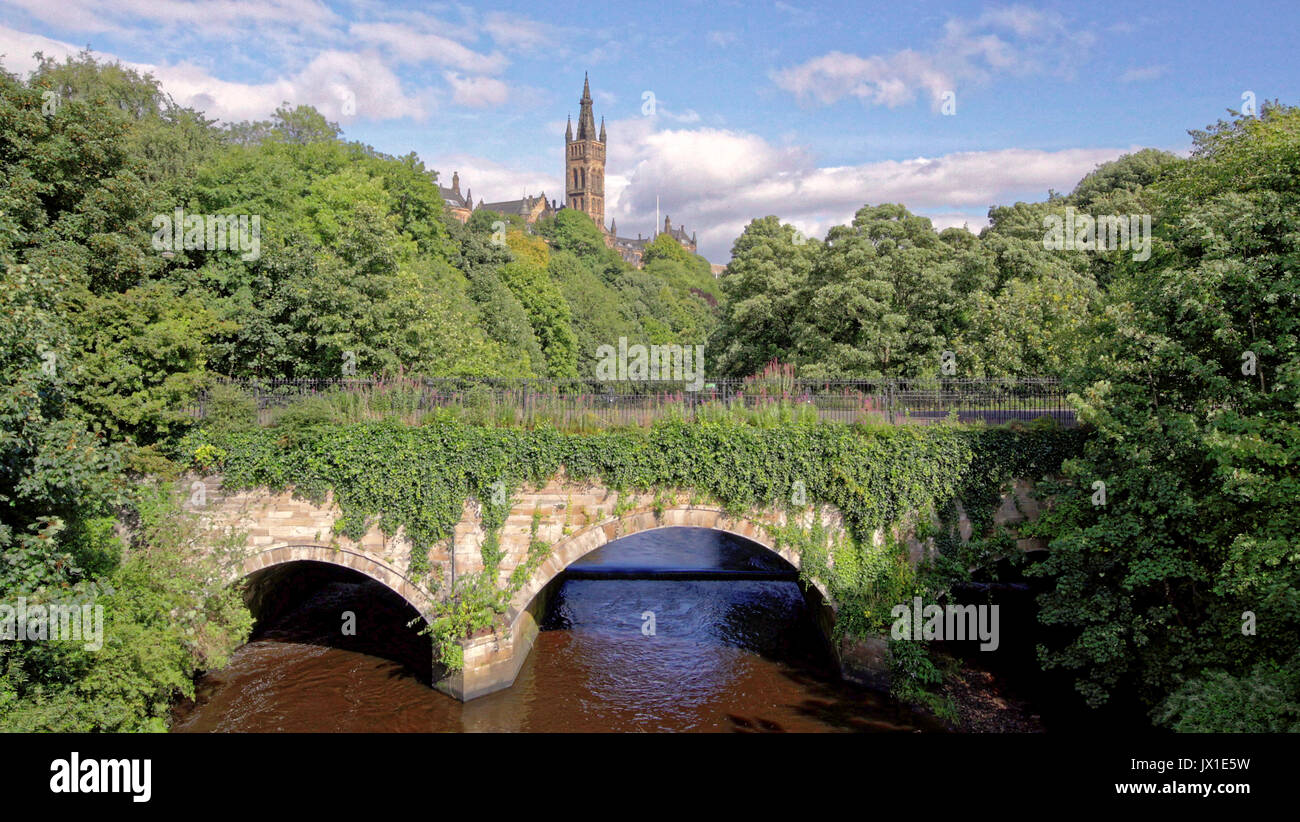 Vue classique de l'université de Glasgow à la hauteur de l'été de verdure avec rivière kelvin bridge chers green place Banque D'Images