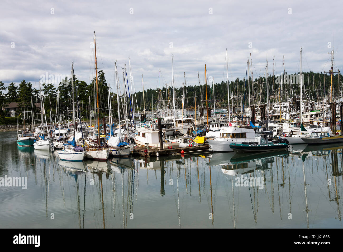 Comme miroir d'images de yachts et bateaux à quai dans une marina à Tsehum Harbour, près de Victoria, sur l'île de Vancouver, British Columbia Canada Banque D'Images