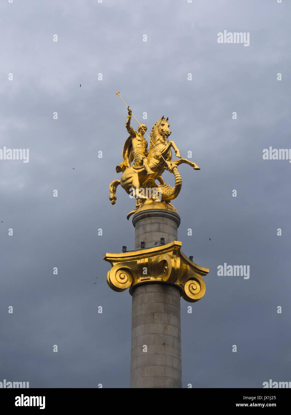 La place de la liberté ou la liberté, dans le centre de la capitale géorgienne Tbilissi a un monument doré avec Saint Georges terrassant le dragon au milieu Banque D'Images