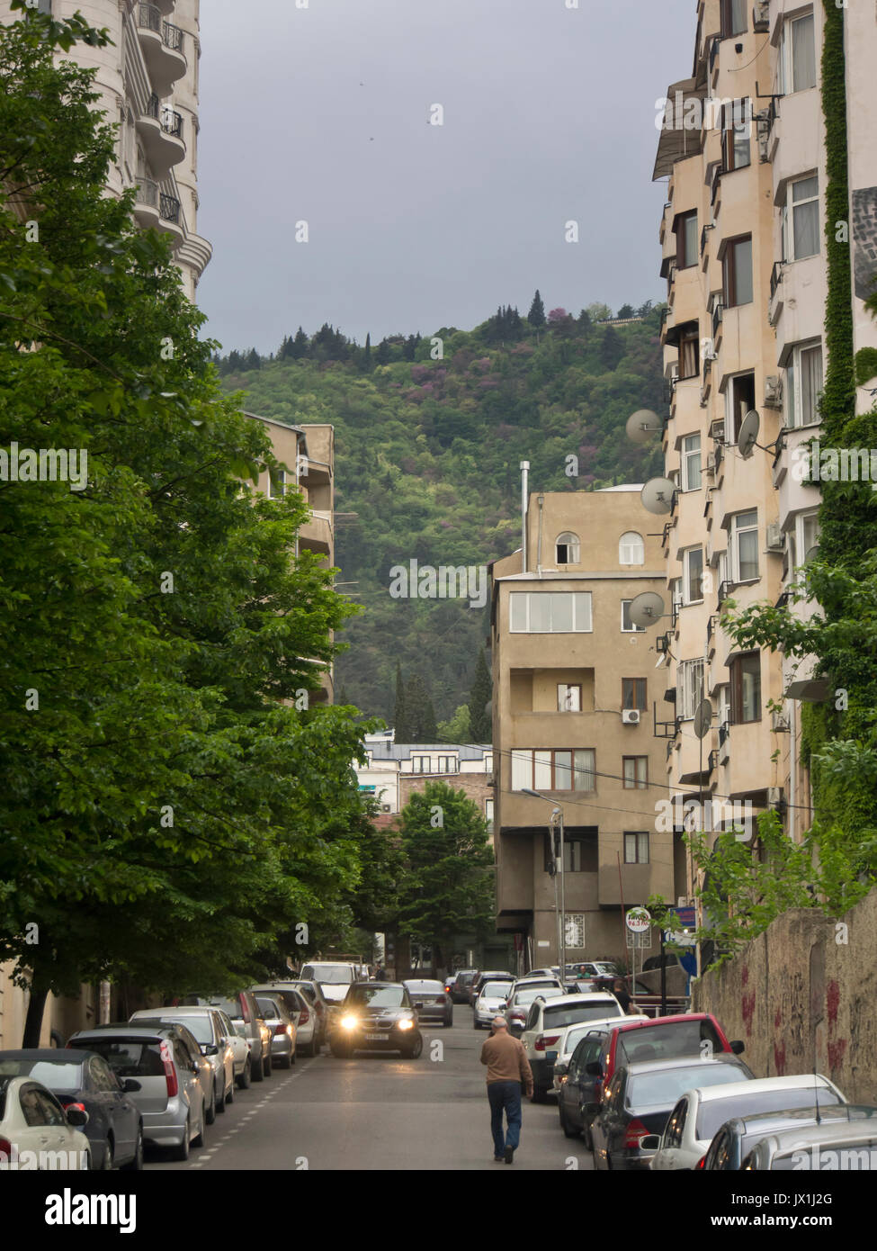 À la montée à la circulation et bâtiments dans une rue latérale à la Shota Rustaveli Avenue dans le centre de Tbilissi en Géorgie Banque D'Images