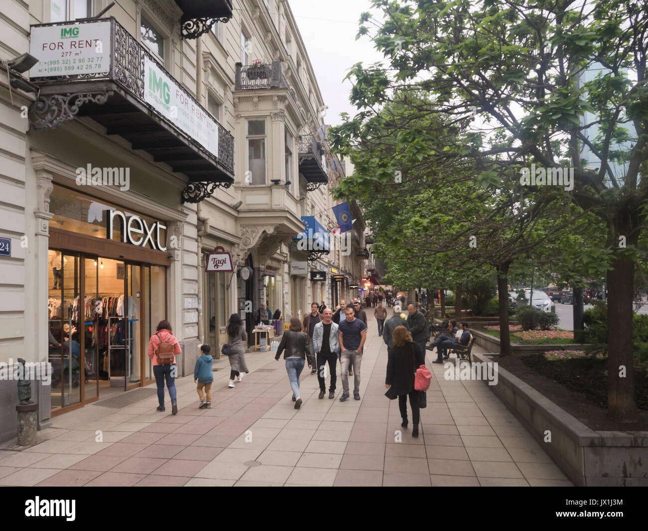 Les piétons dans le quartier commercial de Shota Rustaveli Avenue dans le centre de Tbilissi en Géorgie Banque D'Images
