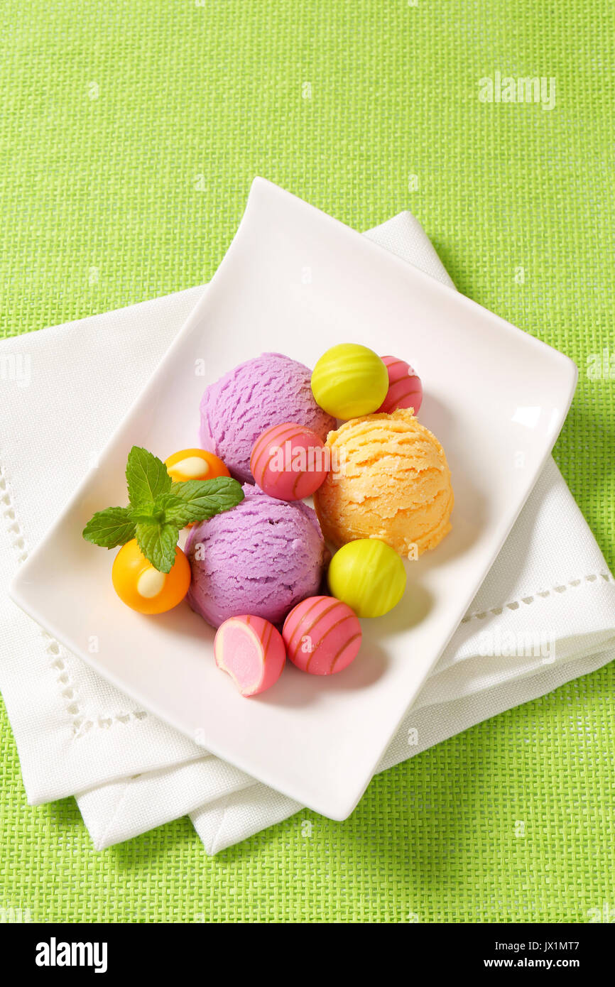 La crème glacée à saveur de fruits et de bonbons de chocolat noir et blanc avec Remplissage ganache fruits Banque D'Images