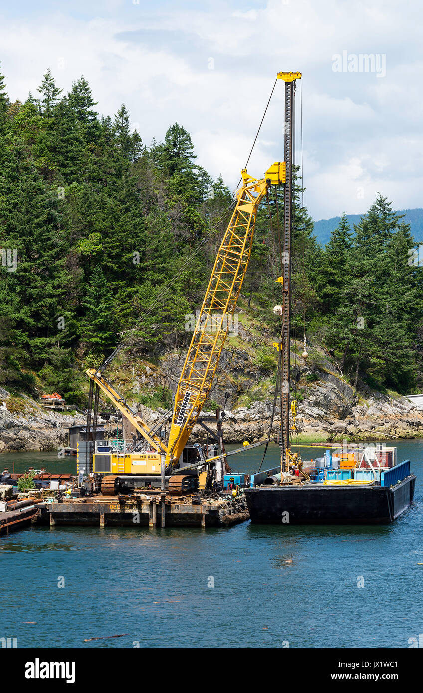 Un travail avec la grue jaune Barge sur un site à Horseshoe Bay Marina dans le détroit de Georgia Vancouver British Columbia Canada Banque D'Images