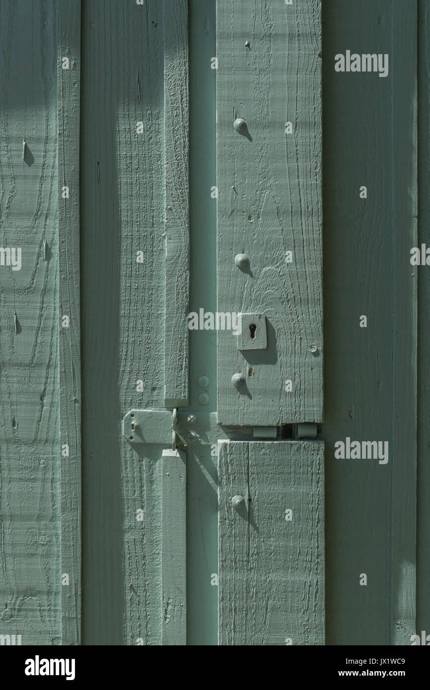 Trou de serrure dans un jardin en bois peint en frêne pâle. Métaphore pour « verrouillé » ou confidentialité des données/e-mails, sécurité de connexion, verrouillage. Banque D'Images