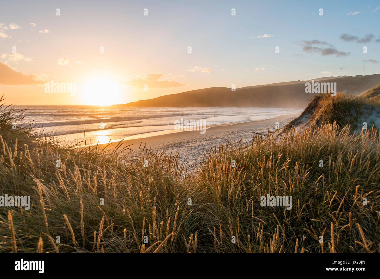 Coucher du soleil sur la plage, la baie de phlébotome, Otago, île du Sud, Nouvelle-Zélande Banque D'Images