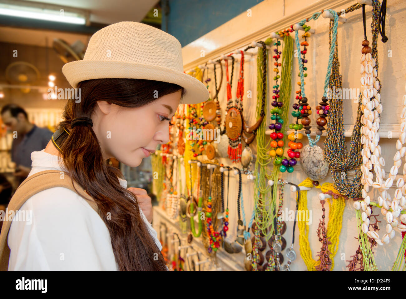 Belle femme sur la boutique accessoires bijoux traditionnels au sérieux le  choix de collier approprié pour elle-même sur le voyage de vacances à Cebu,  à Philadelphie Photo Stock - Alamy
