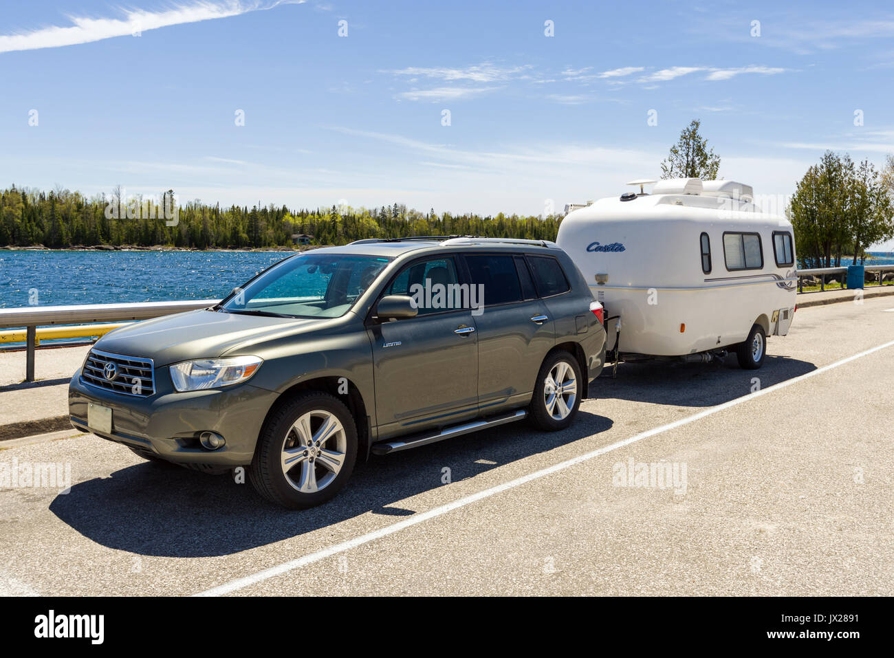 Le remorquage du véhicule 4x4 fibre de verre moulée Casita RV motor home par le lac Huron, Canada Banque D'Images