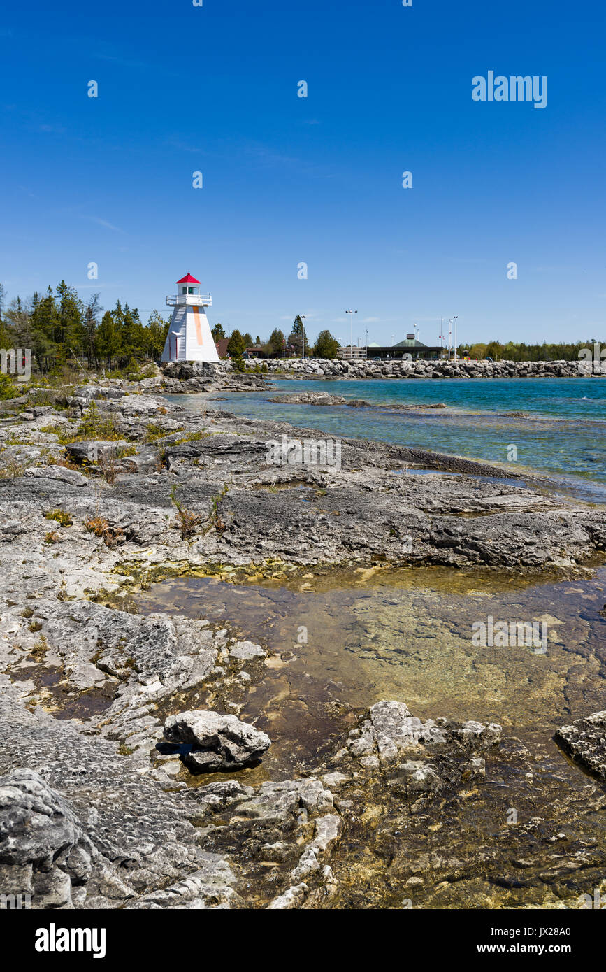 Plage de South Baymouth Phare avant par le lac Huron, sur une journée de printemps ensoleillée, île Manitoulin, Ontario, Canada Banque D'Images