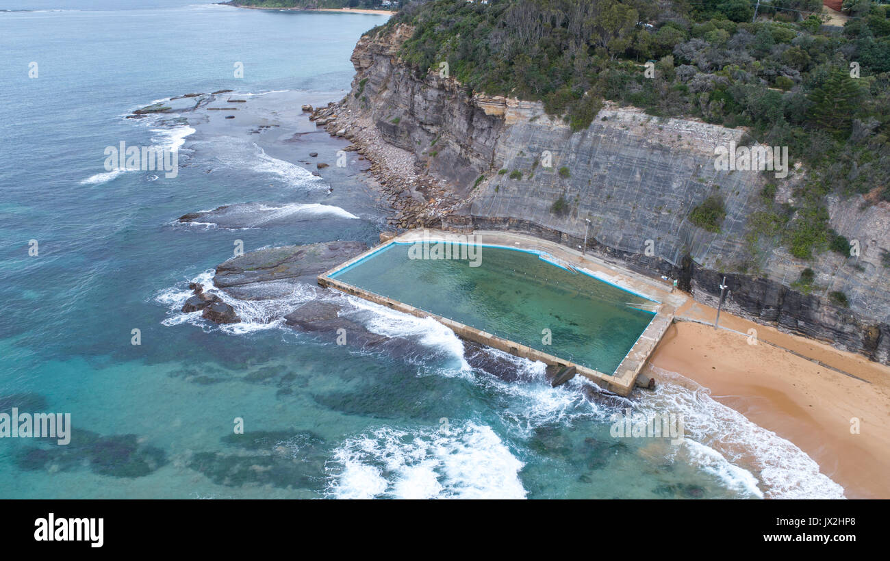 Vue aérienne d'une piscine au bord de l'océan à Bilgola Beach, Sydney, Australie Banque D'Images