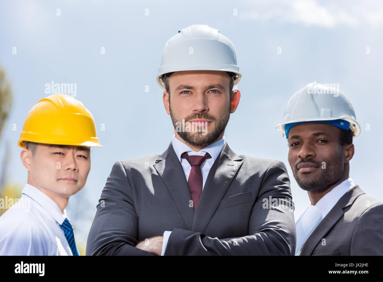 Portrait de groupe d'multiethic architectes professionnels dans des casques, des entrepreneurs ayant réussi Banque D'Images