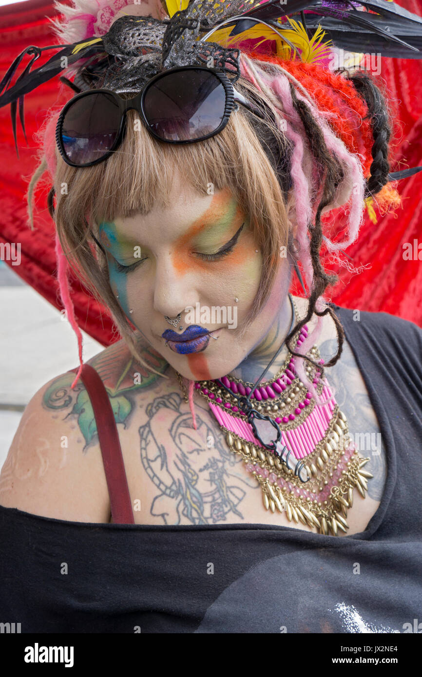 La photo d'une femme styliste dans une rue au maquillage élaboré juste à Coney Island, Brooklyn, New York. Banque D'Images