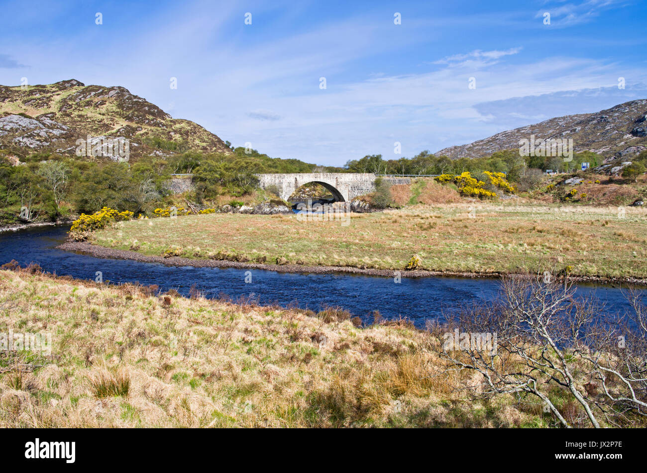 Pont sur la rivière de Laxford Laxford à Sutherland, dans les Highlands, en Écosse, Royaume-Uni. L'étroite vieux pont en pierre qui porte l'A838 route principale. Banque D'Images