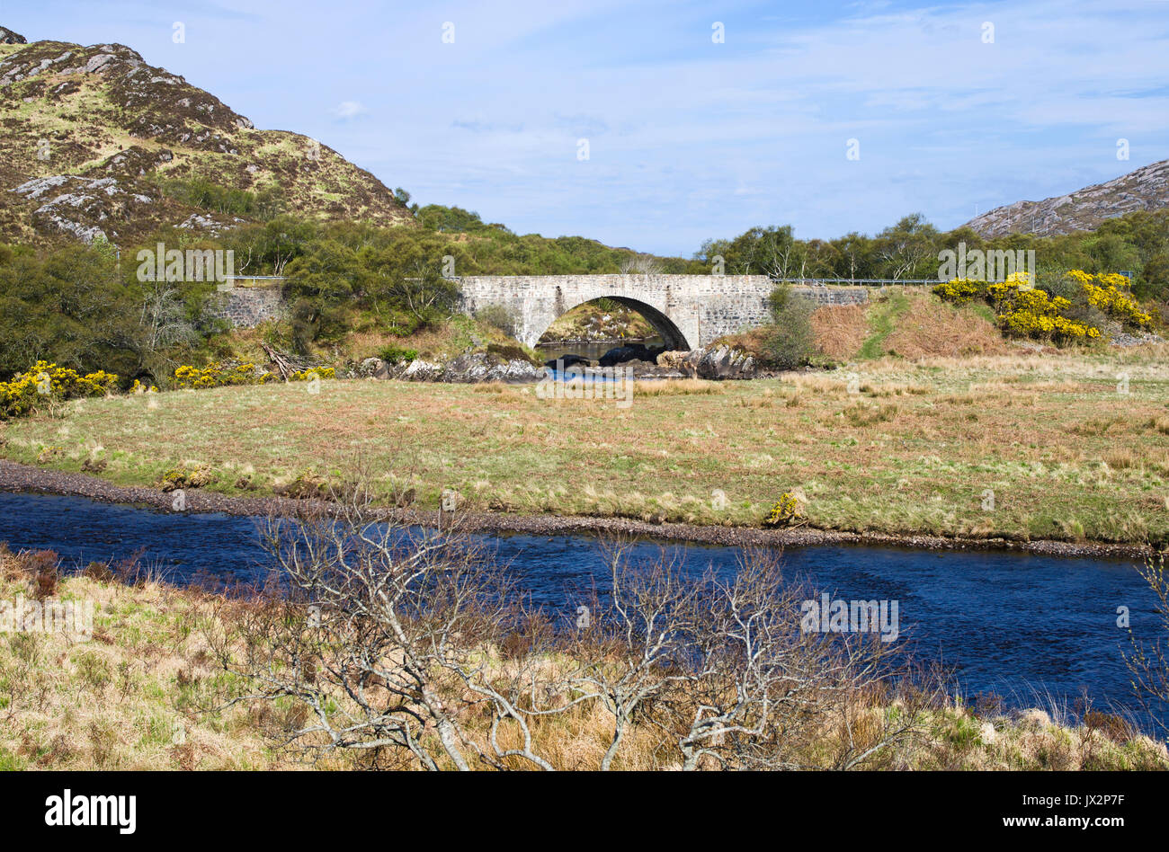 Pont sur la rivière de Laxford Laxford à Sutherland, dans les Highlands, en Écosse, Royaume-Uni. L'étroite vieux pont en pierre qui porte l'A838 route principale. Banque D'Images