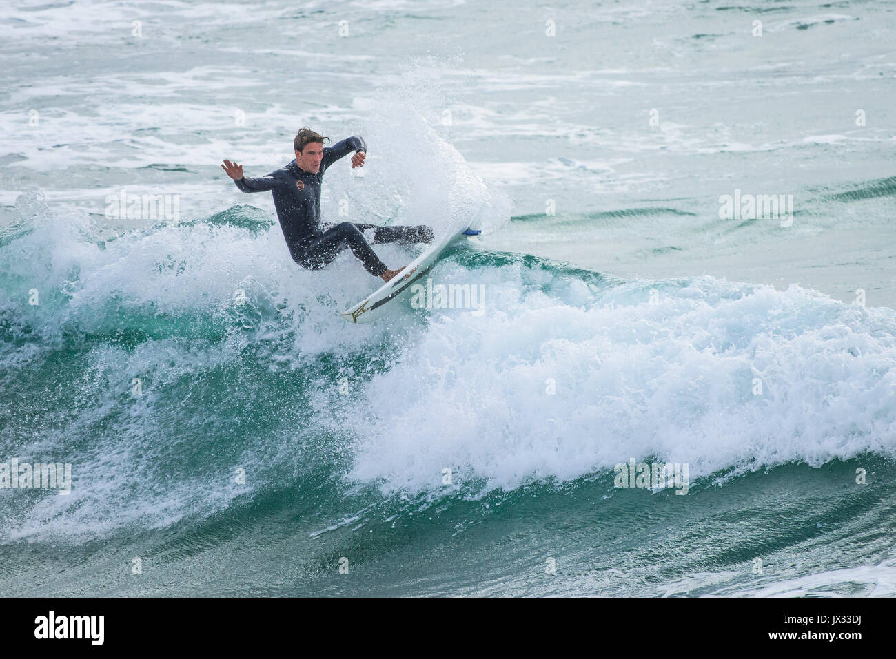 UK Surf. Un surfer une vague à dans Fistral Newquay, Cornwall. Banque D'Images