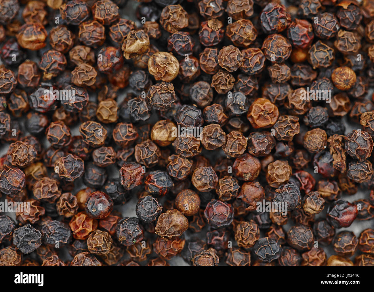 Poivre Rond Grains de poivre noirs entiers Banque de photographies et d’images à ...