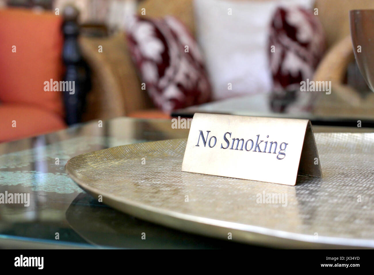 Aucun signe de fumer sur la table dans le hall de l'hôtel Banque D'Images
