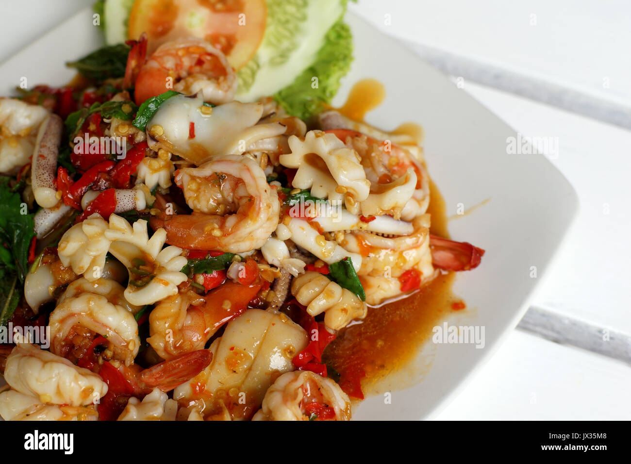 Sauté de fruits de mer avec le basilic sacré, la nourriture thaïe Banque D'Images