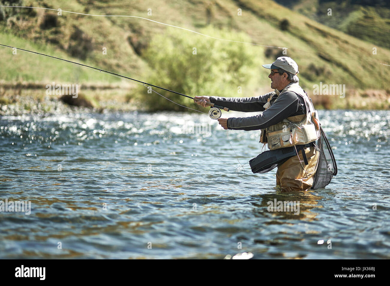 L'homme pêche à la mouche à l'île du nord de la rivière rangitikei Banque D'Images
