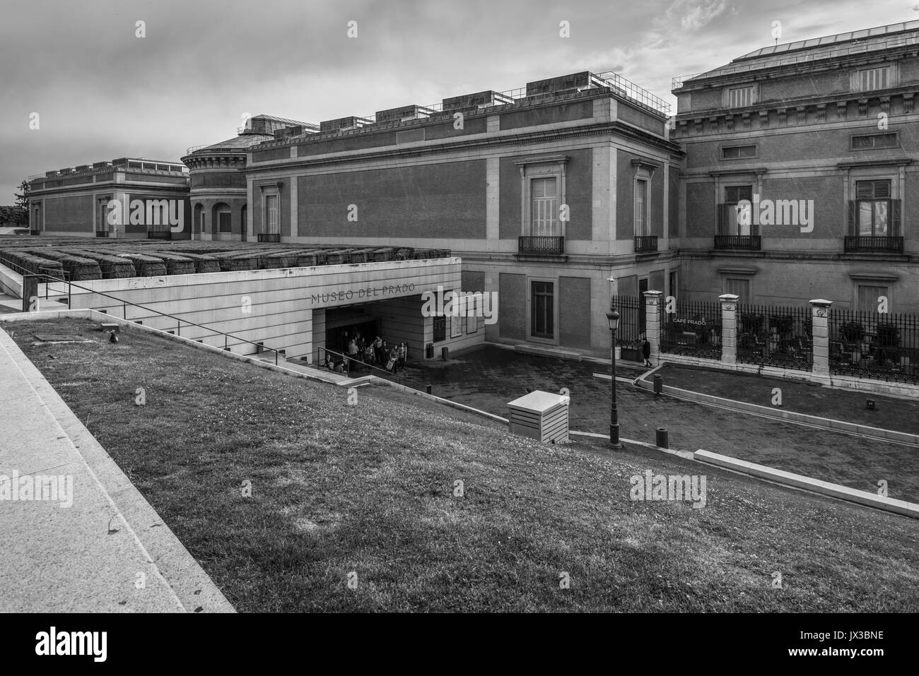 Madrid, Espagne - 21 mai 2014 : les gens à l'entrée de Museo del Prado, Madrid, Espagne, en temps de pluie. La photographie en noir et blanc. Banque D'Images