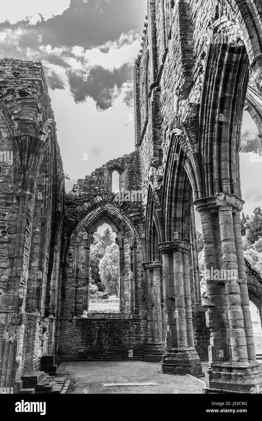 Photo en noir et blanc de l'abbaye de Tintern, près de Chepstow, au Pays de Galles Banque D'Images