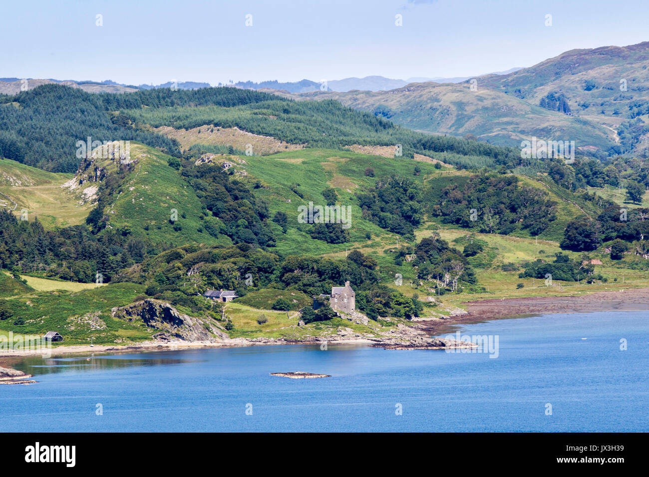 Vue depuis la forêt sur sea loch crinan Banque D'Images