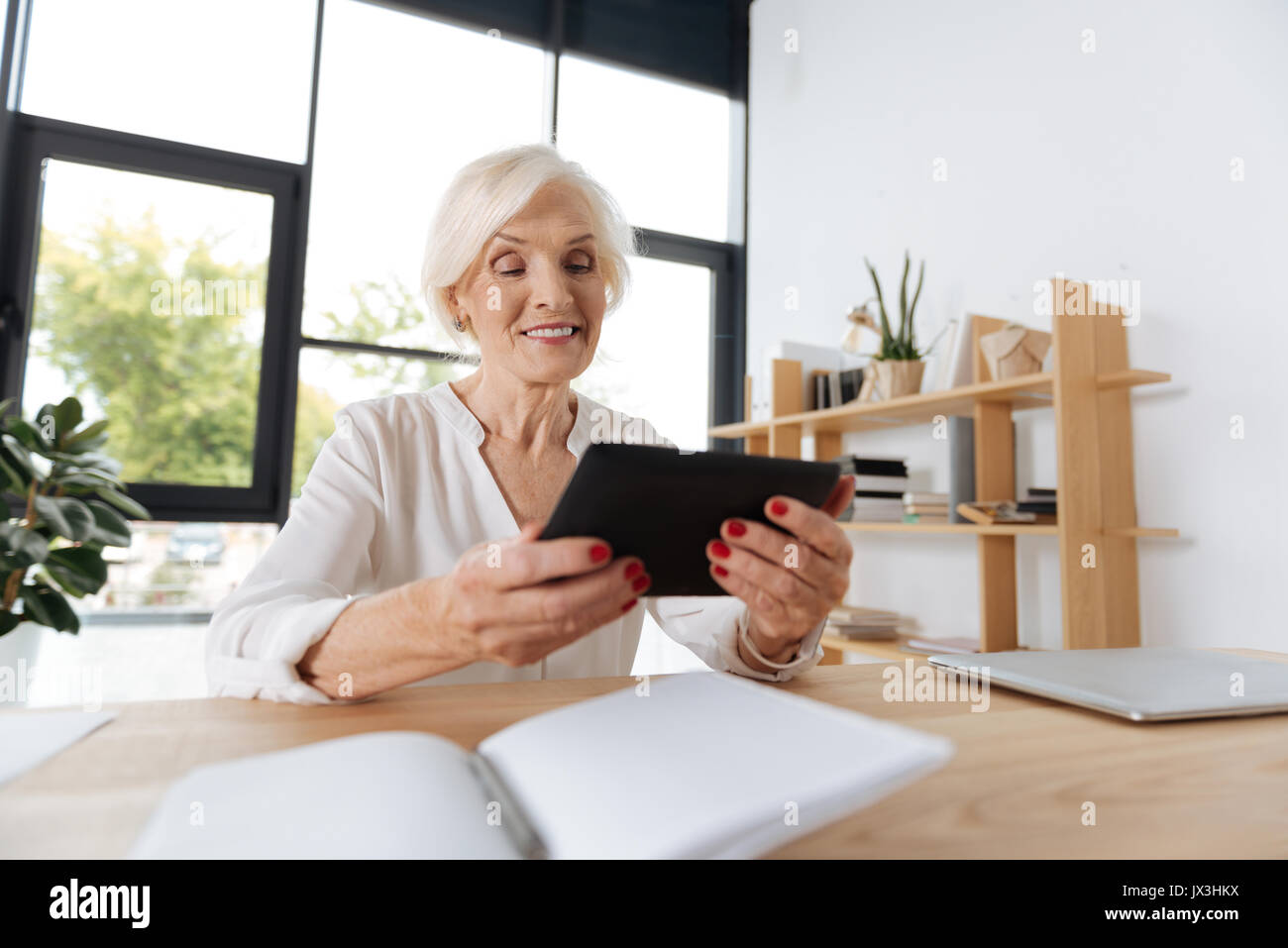 Happy elderly woman smiling Banque D'Images