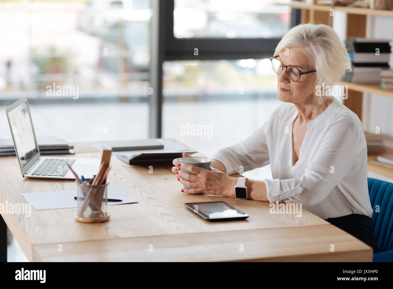 Belle femme agréable à boire le thé Banque D'Images