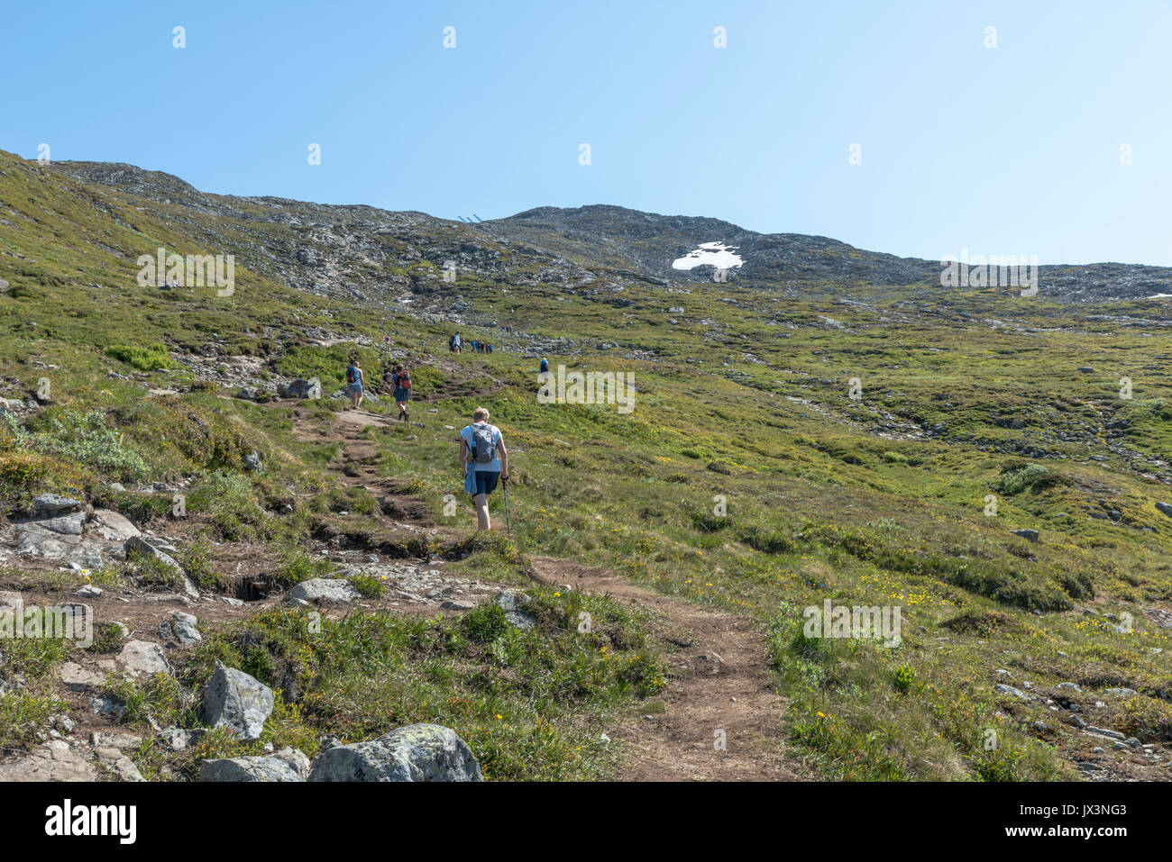 LEIRA,Norvège 19-07-2017 : personnes non identifiées à la piste de marche dans le parc national de bitihorn à stavtjedtet avec lacs fjord et neige sur le Banque D'Images