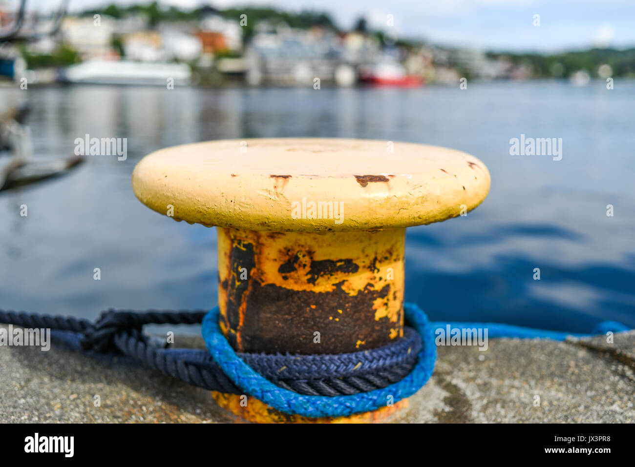 Amarrage Port jaune sur l'arrière-plan de la marina d'été sur une journée ensoleillée. Banque D'Images