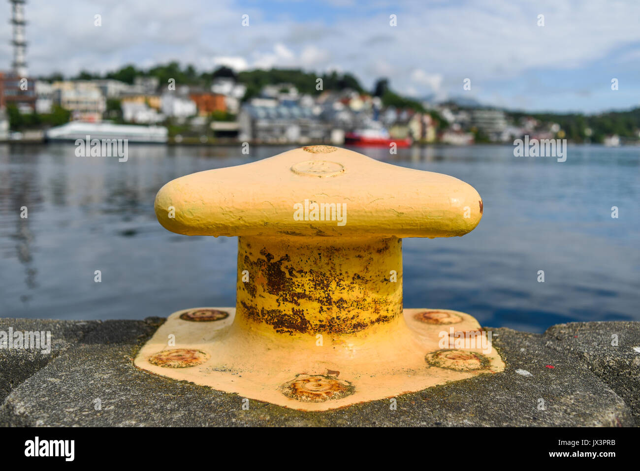 Amarrage Port jaune sur l'arrière-plan de la marina d'été sur une journée ensoleillée. Banque D'Images