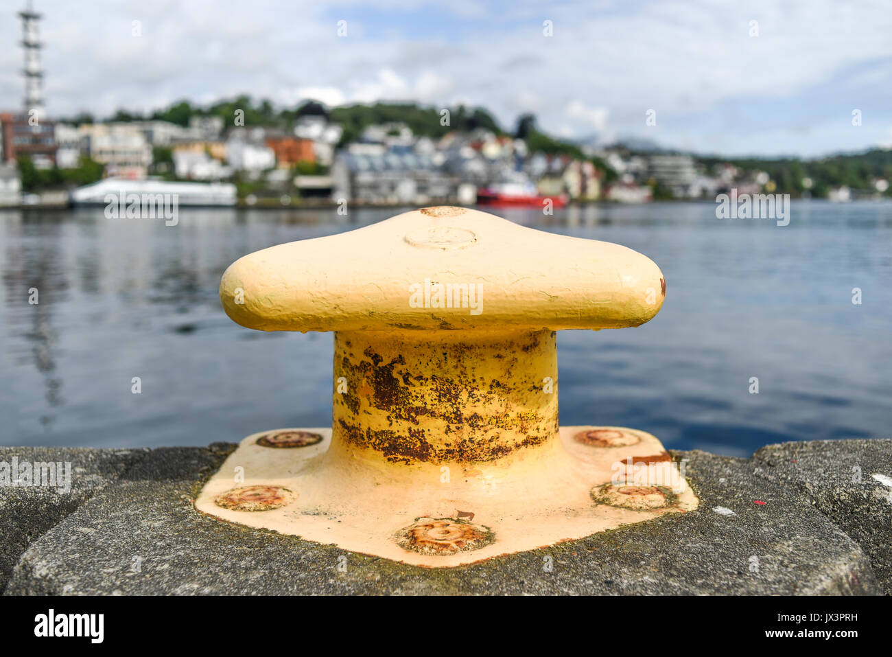 Amarrage Port jaune sur l'arrière-plan de la marina d'été sur une journée ensoleillée. Banque D'Images