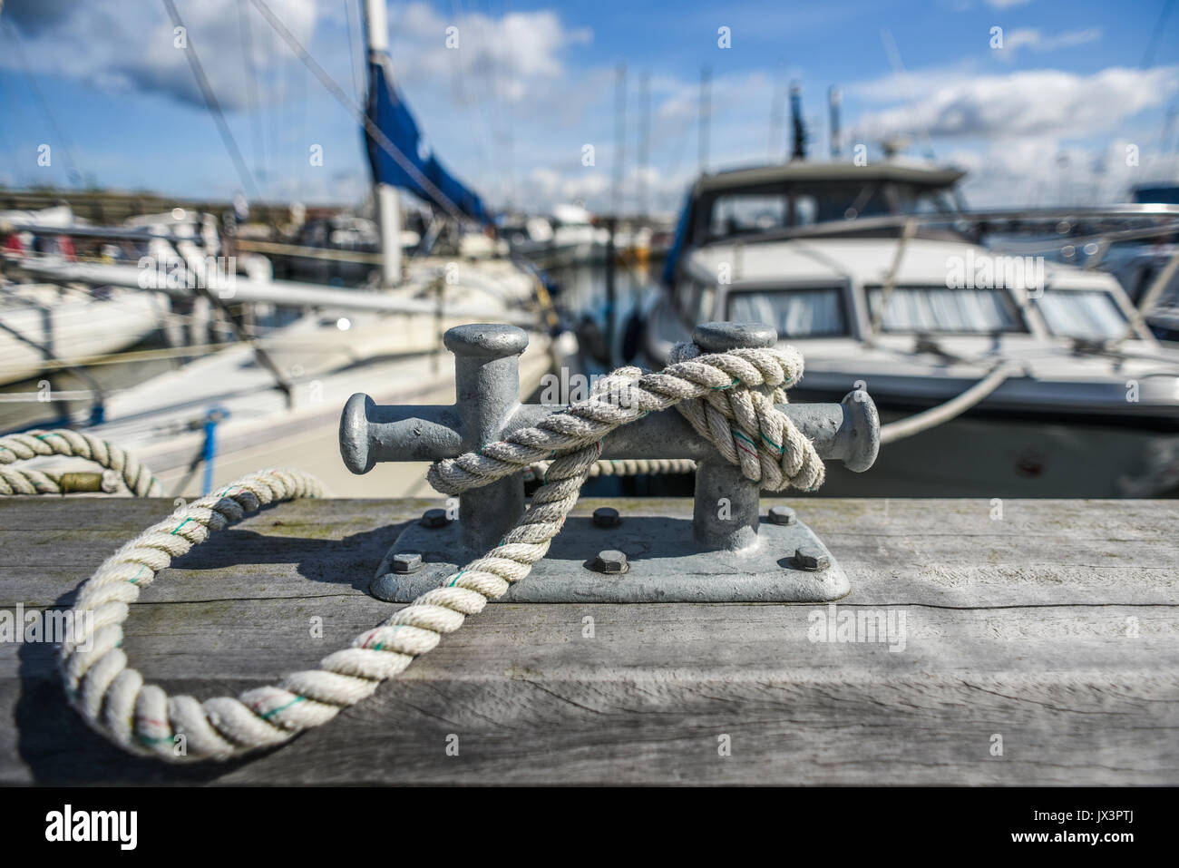 Vieux port mouillage dans le contexte de l'été marina sur une journée ensoleillée. Banque D'Images