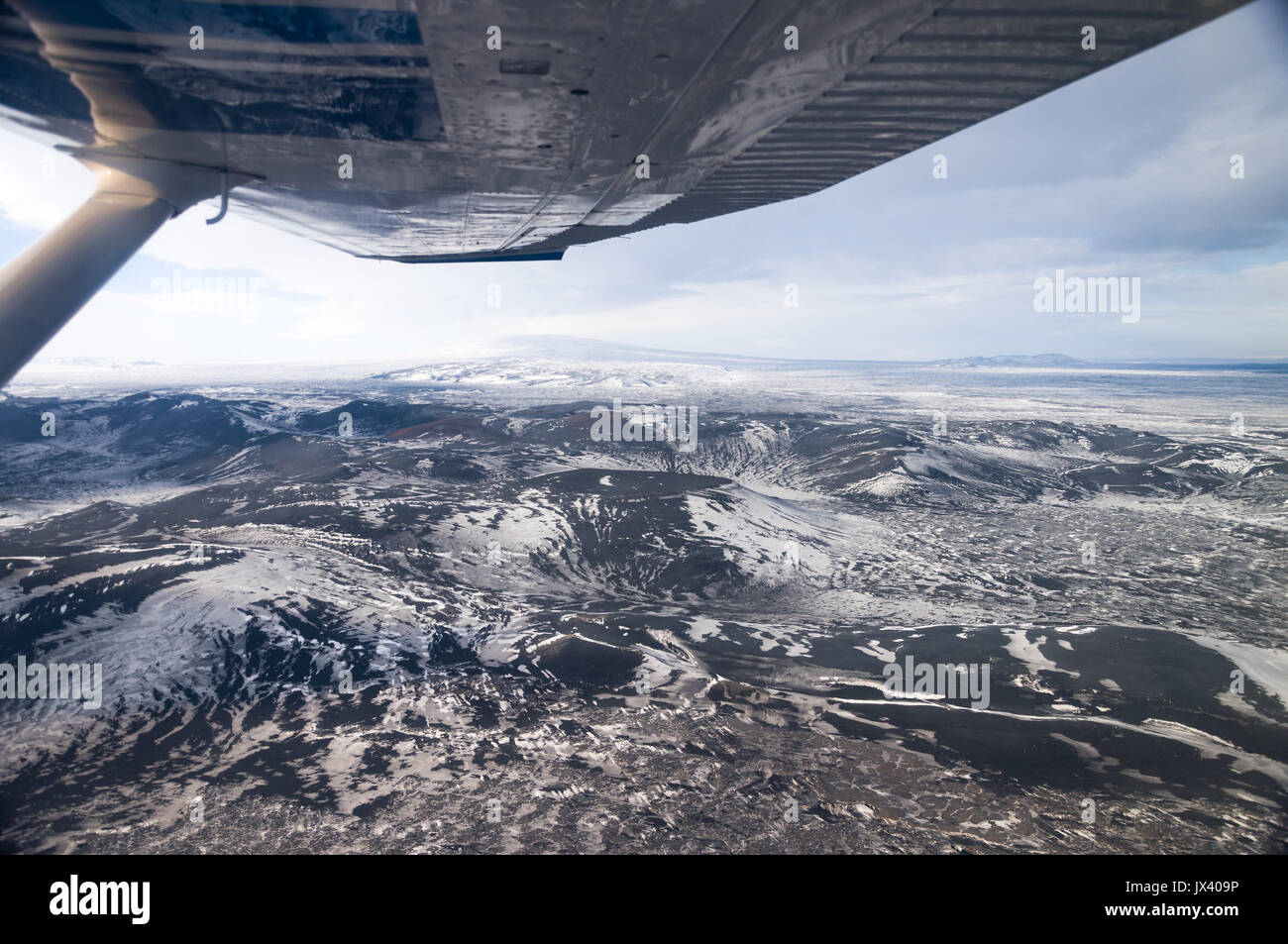 Vue aérienne de l'intérieur d'avion de l'Islande et la neige des montagnes aux sommets couverts de glace Banque D'Images