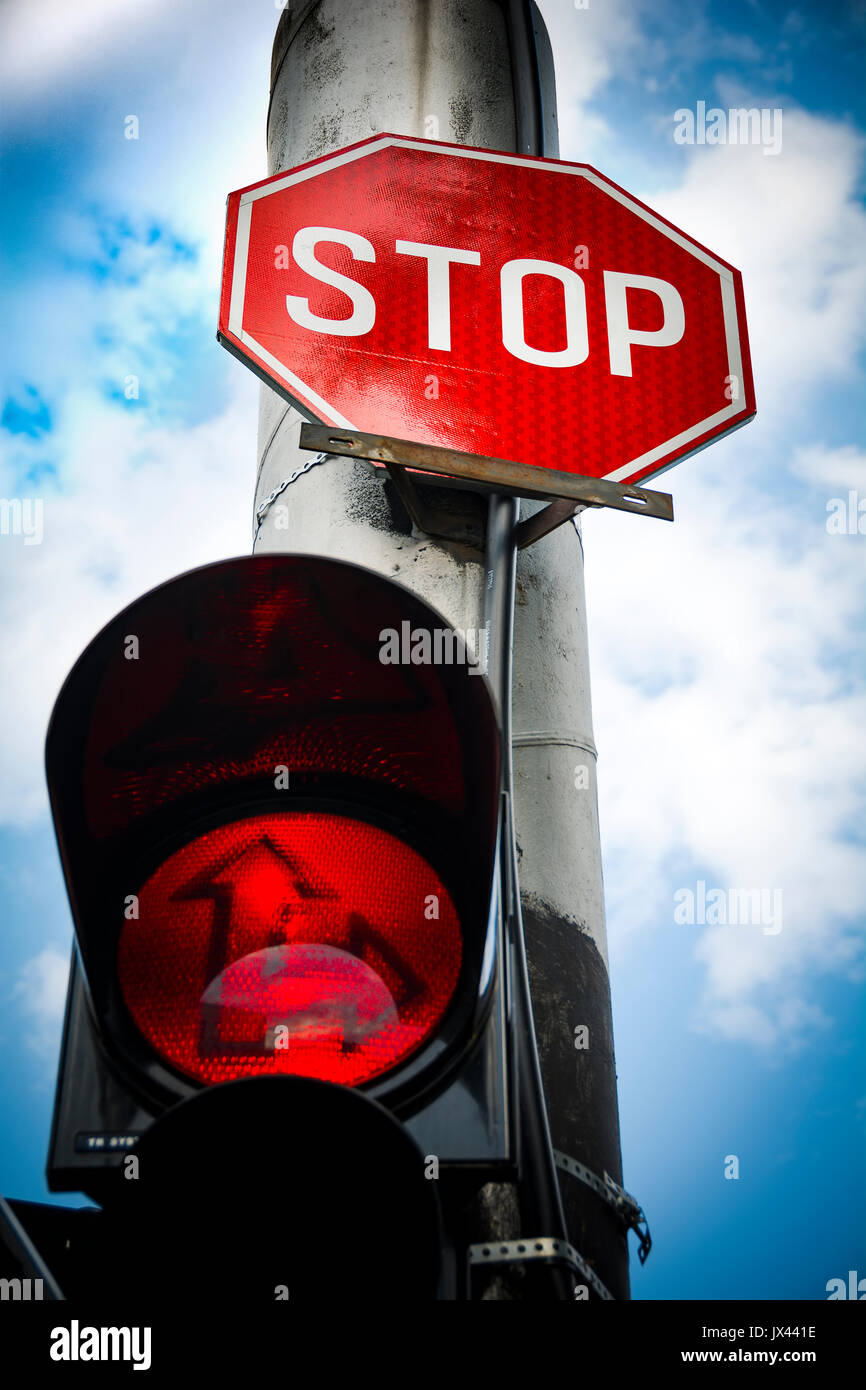 Lumière rouge stop à la jonction de route Banque D'Images