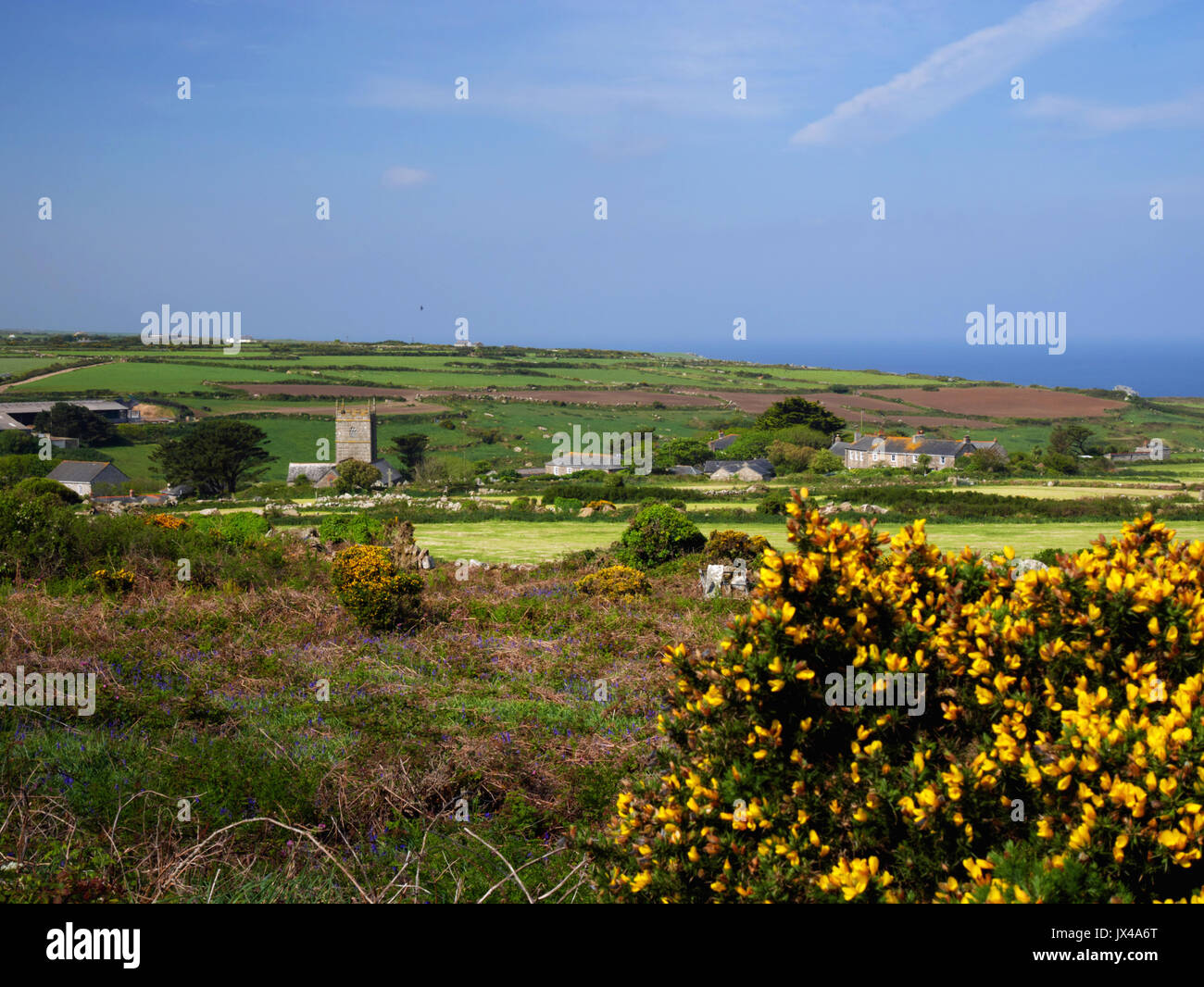 Le clocher de l'église de St Senera et le village de Zennor, West Cornwall. Banque D'Images