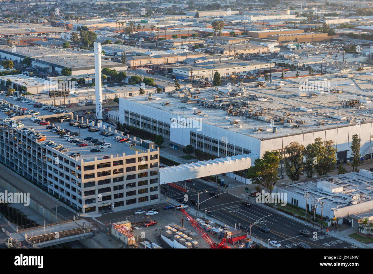 Hawthorne, Californie, USA - 7 août 2017 : Vue aérienne de l'administration centrale et de la fusée SPACEX bâtiment de fabrication. Banque D'Images