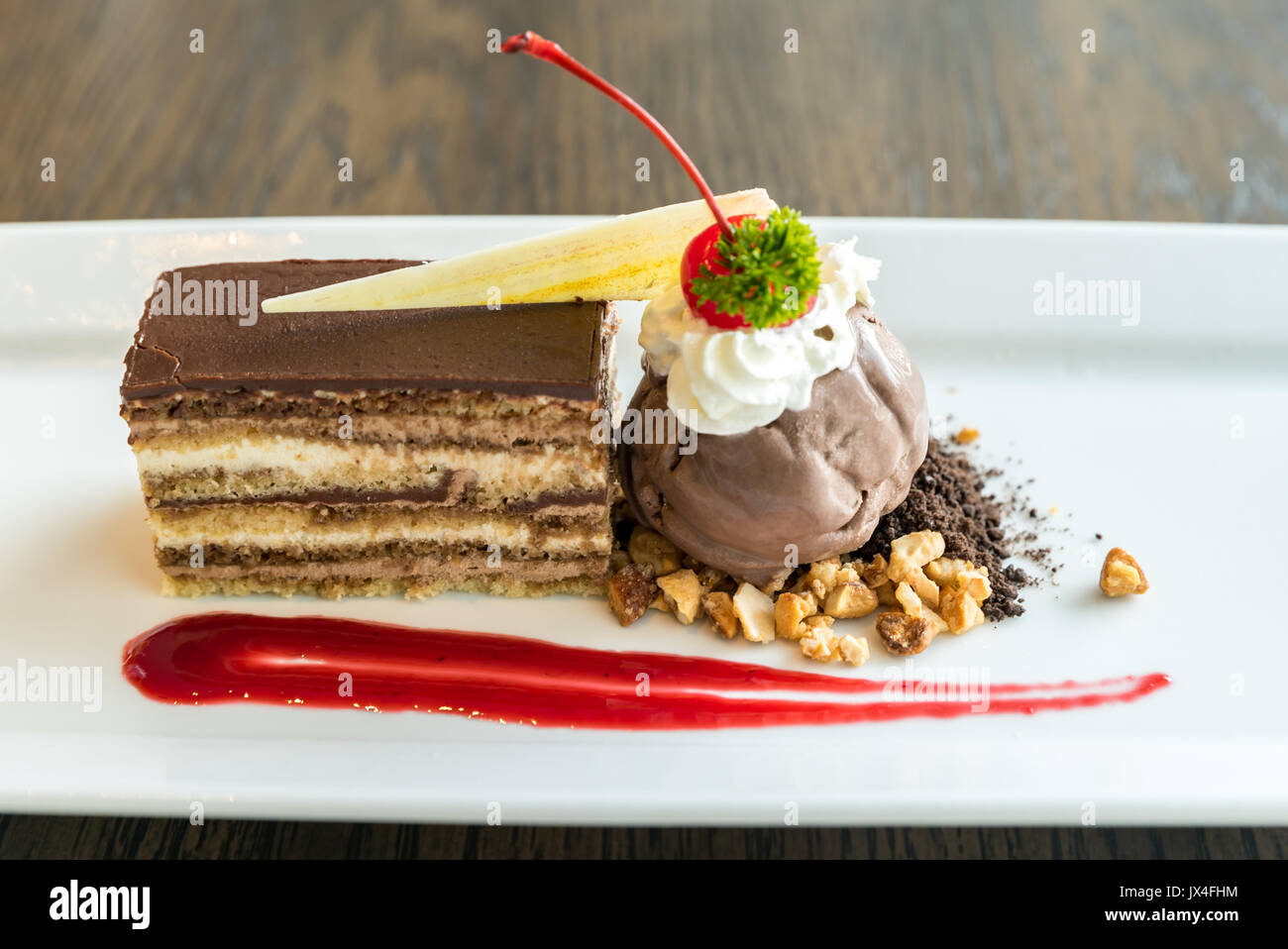 Gateau opéra avec glace au chocolat Banque D'Images