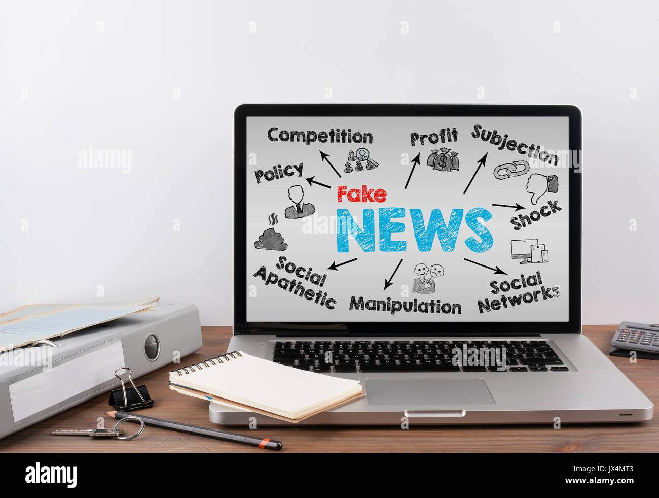 Fake News concept. Ordinateur portable dans le bureau sur une table en bois. Banque D'Images