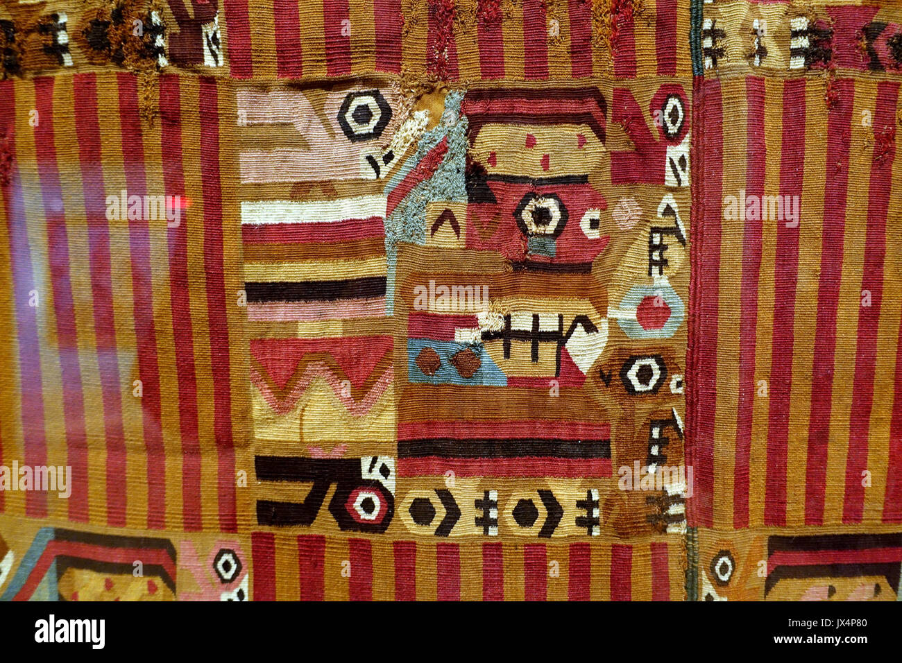 La tunique de l'homme avec trois musiciens, Pérou, style Wari, 8ème et 9ème ANNONCE de siècle, le coton et les cheveux des camélidés, vue 2 Textile Museum, Université George Washington DSC09557 Banque D'Images