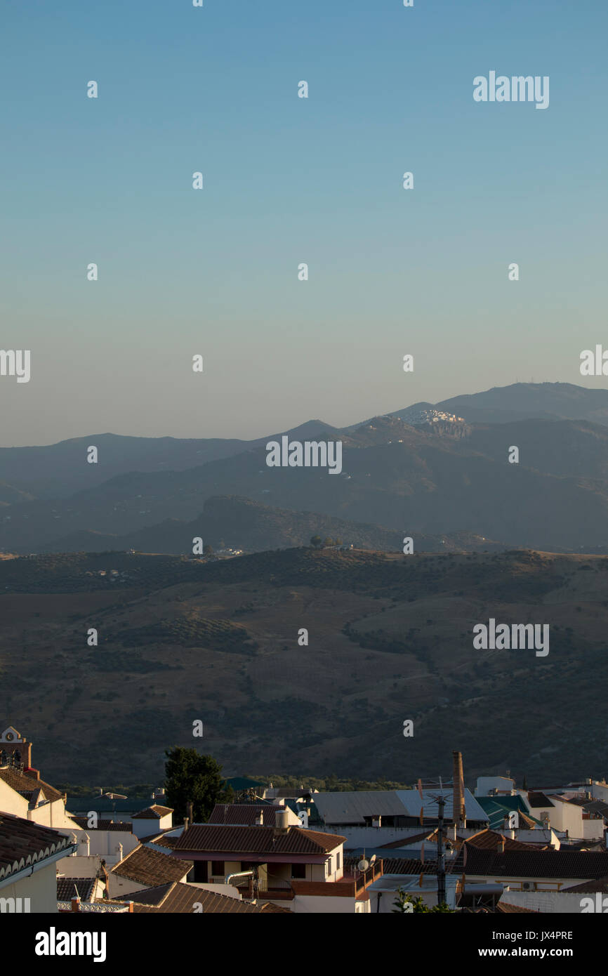 Une vue sur une petite ville espagnole avec une petite ville au sommet d'une montagne à l'extrême avec ciel bleu Banque D'Images