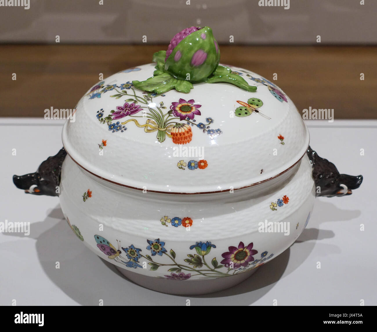 Soupière avec motifs Kakiemon, usine de porcelaine de Meissen, c 17401750 pâte dure, porcelaine, émaux peints dans Reisinger Busch Museum, Harvard University DSC01302 Banque D'Images