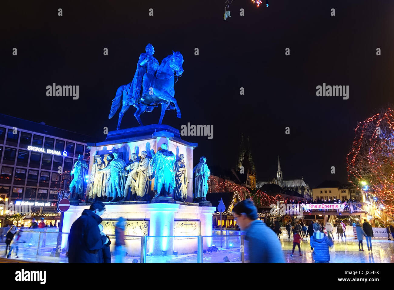 Une photographie historique de personnes patinant près de la statue équestre de Friedrich Wilhelm III à Cologne, en Allemagne, montrant une scène hivernale d'une époque passée. Banque D'Images