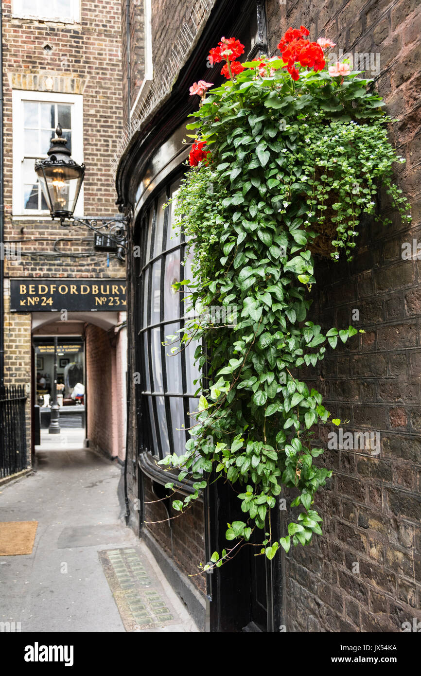 Un Goodwin court au gaz (construit en 1627), le véritable Harry Potter Diagon Alley à Covent Garden, Londres, WC2, Angleterre, Royaume-Uni Banque D'Images