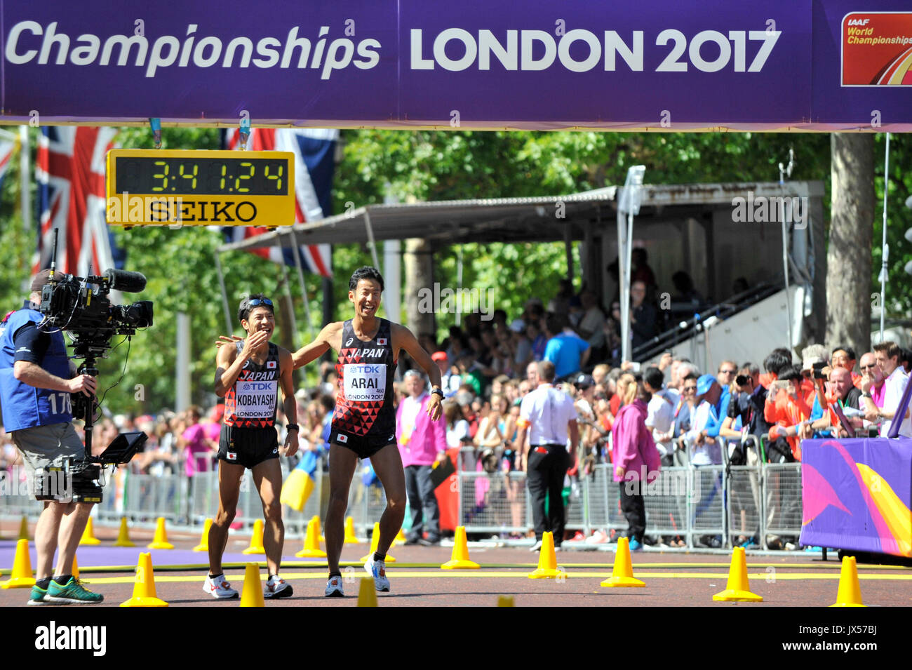 Londres, Royaume-Uni. 13 août 2017. (3e place) Kai Kobayashi (JPN) et (2e place) Hirooki Arai (JPN) dans la course des hommes. Les marcheurs de course prendre part à la course à pied mixte de 50 km dans le centre commercial, au jour 10 de l'es Championnats du Monde 2017 de Londres. L'itinéraire prend dans le centre commercial, le palais de Buckingham et l'Admiralty Arch. Crédit : Stephen Chung / Alamy Live News Banque D'Images